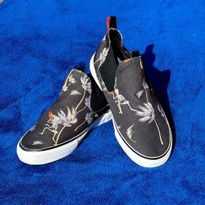 Globe Dover-Kids Skater Slip On Sneakers Black/Typhoon Skeletons Boys Size 5